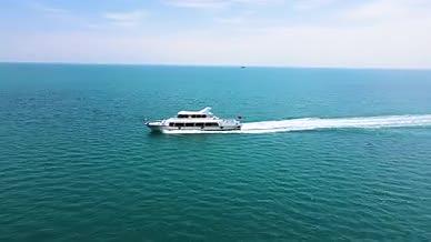 风景青海湖景区游船4K航拍视频的预览图